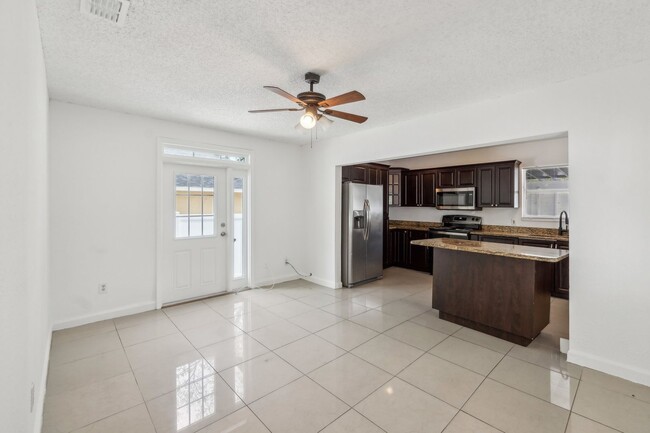 Building Photo - 2-Bedroom, 1.5-Bathroom Home in Tampa – Pe...