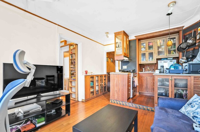 Building Photo - Light-filled one-bedroom in elevator buidl...