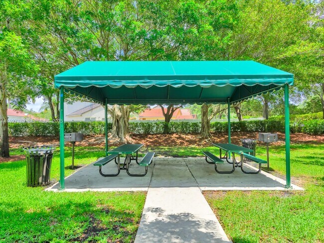 Building Photo - 933 Falling Water Rd