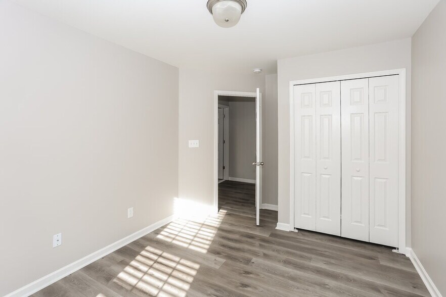 Building Photo - 3371 Streamside Dr