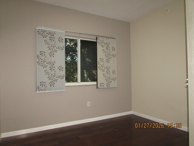 Building Photo - 350 Crestwood Cir