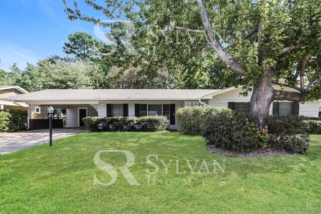 Building Photo - The living is easy in this 3 bedroom, 2 ba...