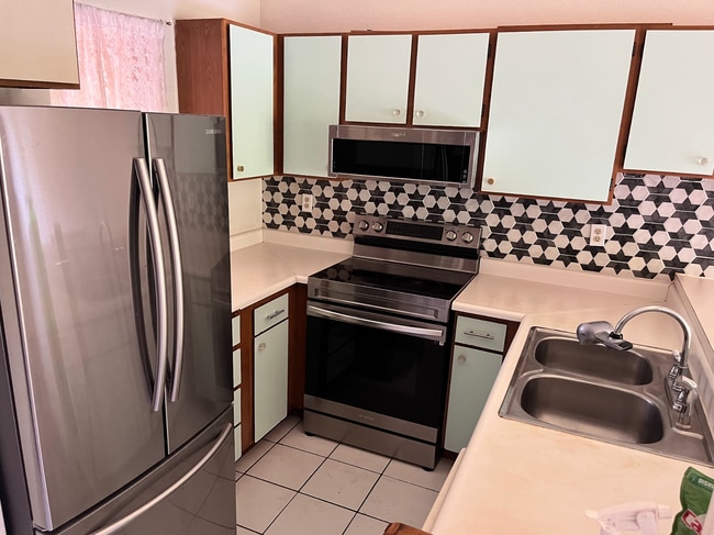 Building Photo - 15 Kulanihakoi St