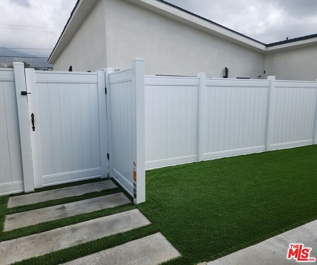 Building Photo - 422-422-1 Almond Ave