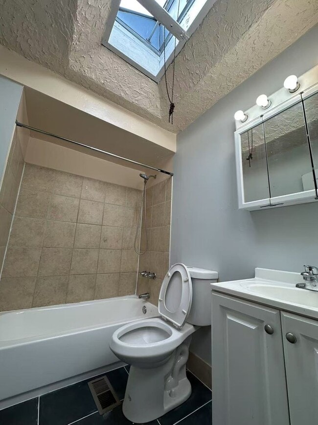 Building Photo - Newly Renovated 3 Bedroom and 1 Bathroom T...