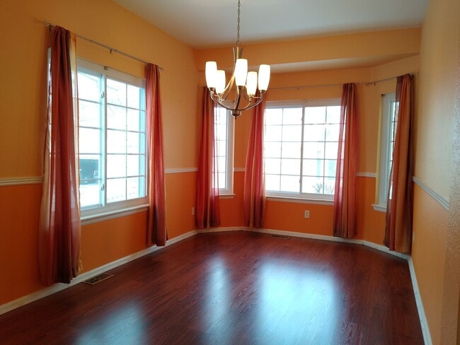 Building Photo - Super 2 Bedroom 2 Bath Townhome with 2 Car Garage Near Aurora Hills Golf Course