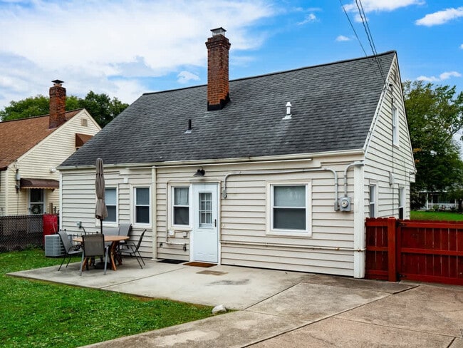 Building Photo - 6771 Greenleaf Ave