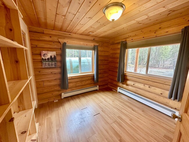 Building Photo - CHARMING LOG HOME!