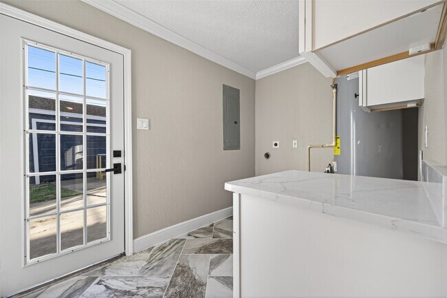 Building Photo - 5407 Lymbar Dr