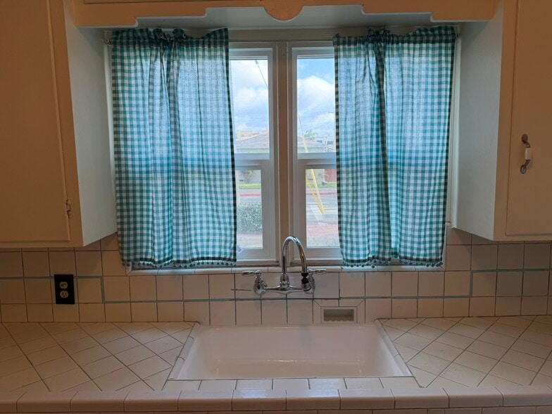 Building Photo - 248 Glover Ave