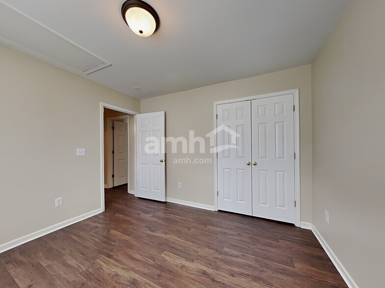 Building Photo - 10 Swenson Ct