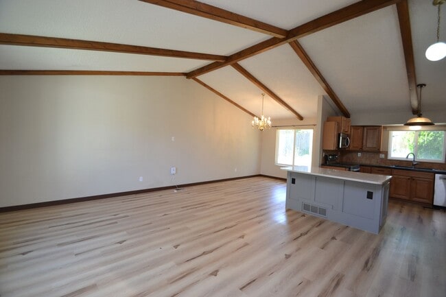 Building Photo - 4 Bedroom with AC and a fireplace on the W...