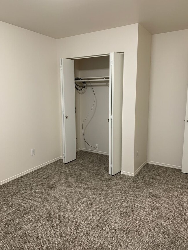 Building Photo - 3 Bdrm, 1 & 1/2 Ba | Muldoon & E 36th Ave area