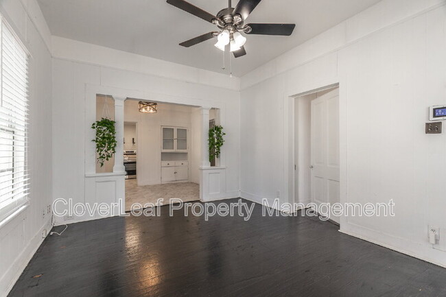 Building Photo - 323 Barrera St