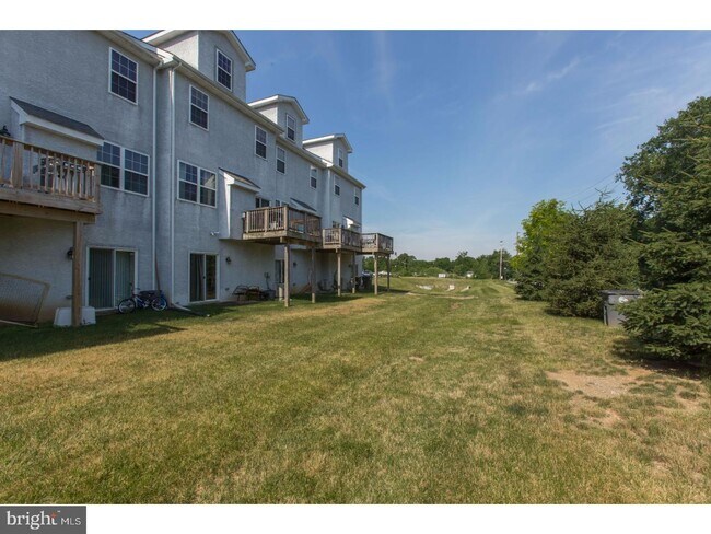 Building Photo - 324 William Taft Ave