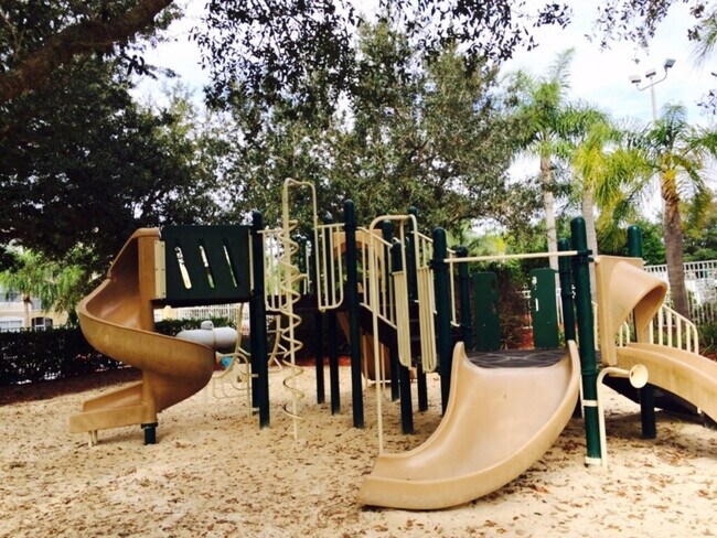 Building Photo - 2421 Silver Palm Dr