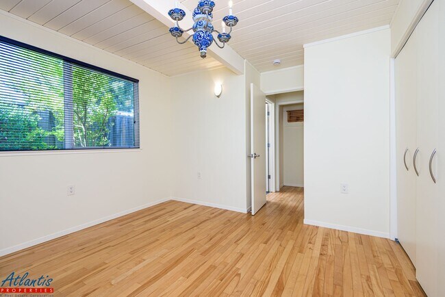 Building Photo - Gorgeous Eichler Home | Desirable Location