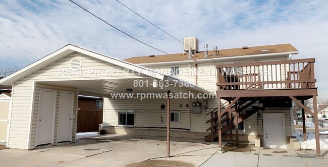 Building Photo - Spacious Sandy Duplex $1400!