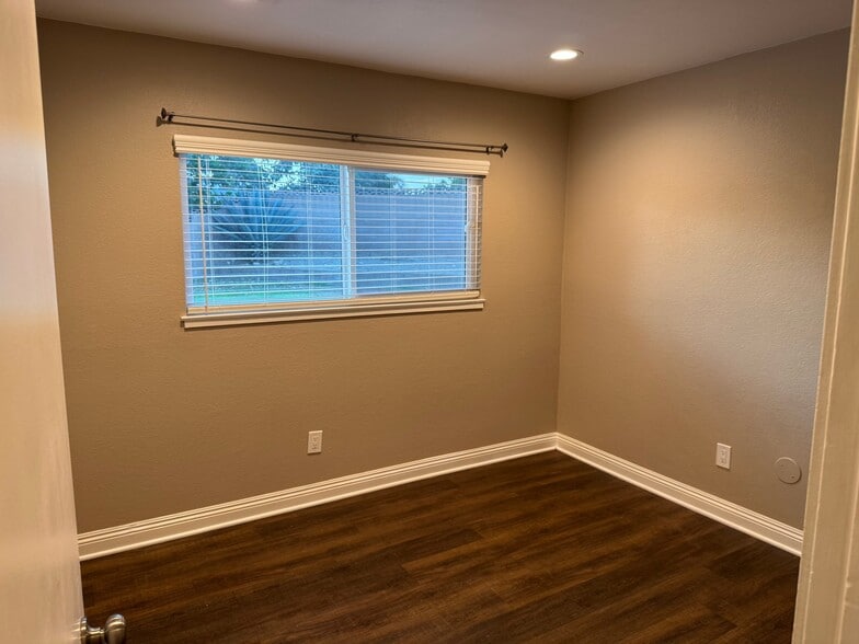 Building Photo - 15840 Rainbow Dr