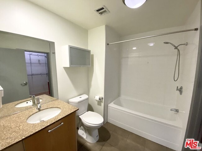 Building Photo - 645 W 9th St