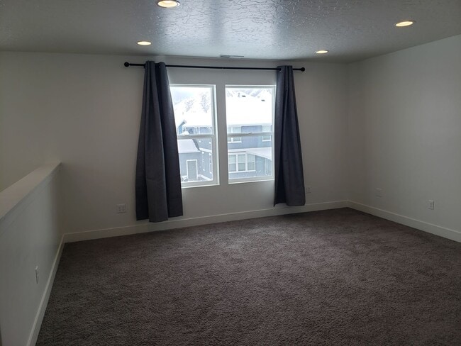 Building Photo - Trails and more at this Harvest Park Home in Mapleton!!