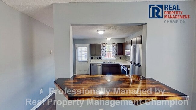 Building Photo - Charming 2BD/2 BA End Unit Townhouse w/Fireplace and Fenced Backyard