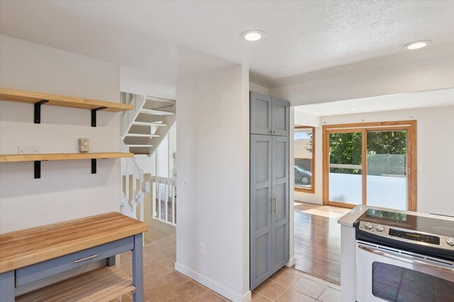 Primary Photo - (PRICE DROP) Beautiful & Large 4-Bd 2.5-Ba...