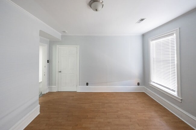 Building Photo - 10 Sycamore St