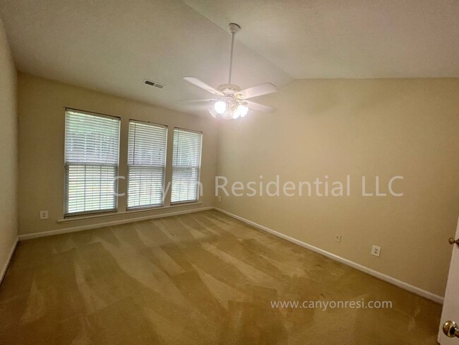 Building Photo - Beautiful 3b Room!Move in ready!