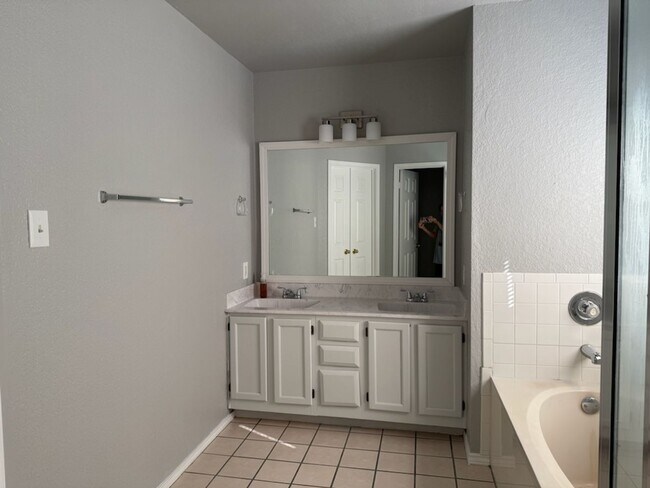 Building Photo - Remodeled 3 Bedroom Plus Bonus Room - Comi...