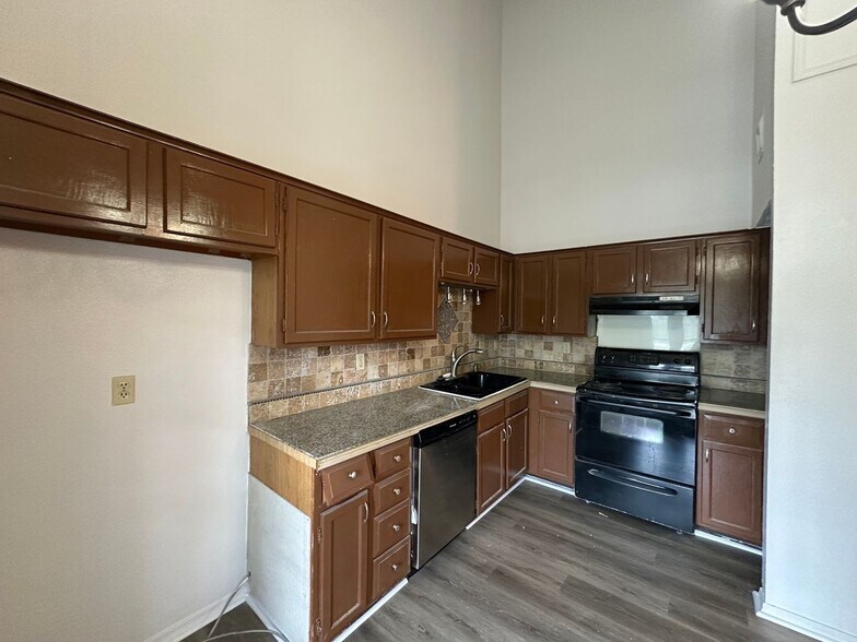 Building Photo - 100 Teal Ln