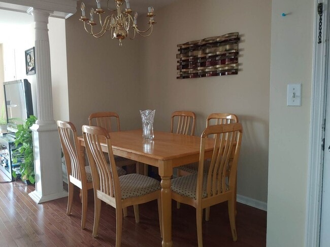 Building Photo - 2 Bedroom Condo for Rent near Cumberland Blue Line!