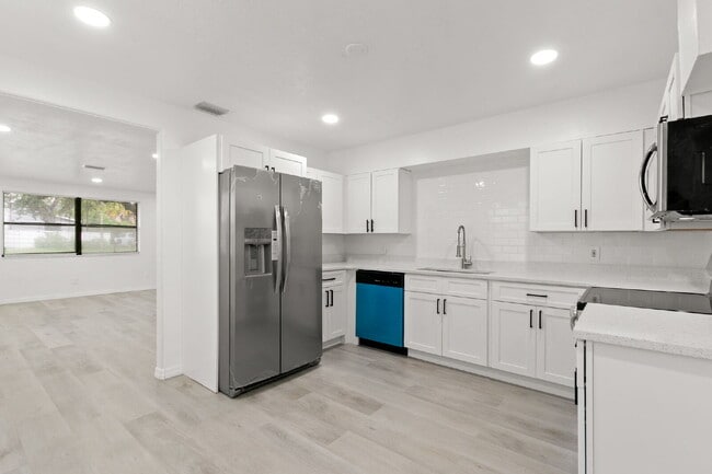 Building Photo - NEWLY RENOVATED Home For Rent in St Petersburg!