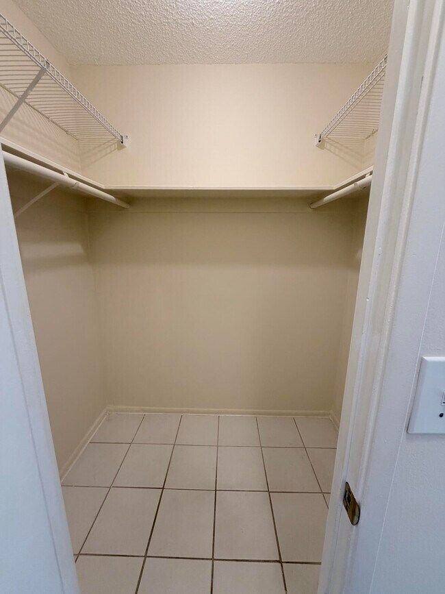 Building Photo - 1000 NE 14th Ave