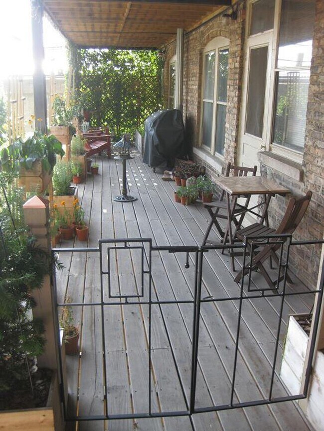 Interior Photo - 5752-58 N Winthrop Ave