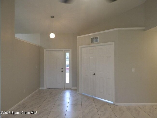 Building Photo - 394 Mott St SW