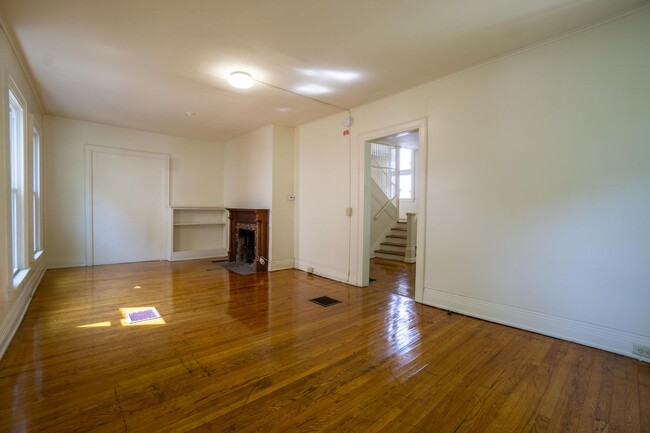 Building Photo - AVAIL 6/1/26 - Charming 5 bedroom Home wit...