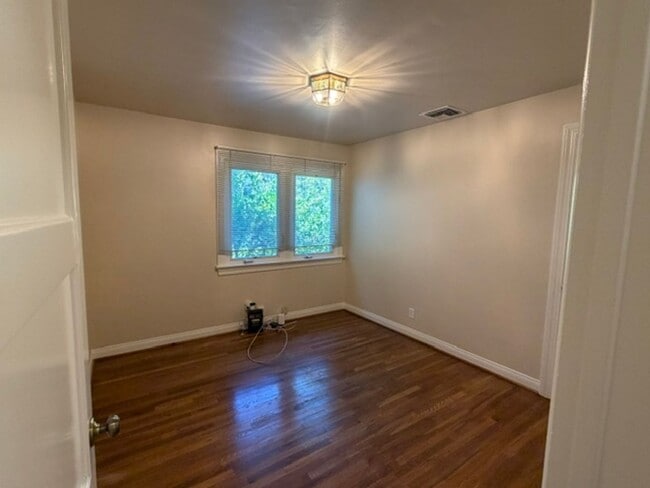 Building Photo - Spacious & Charming 3 Bedroom and a Den Home with Beautiful Updates
