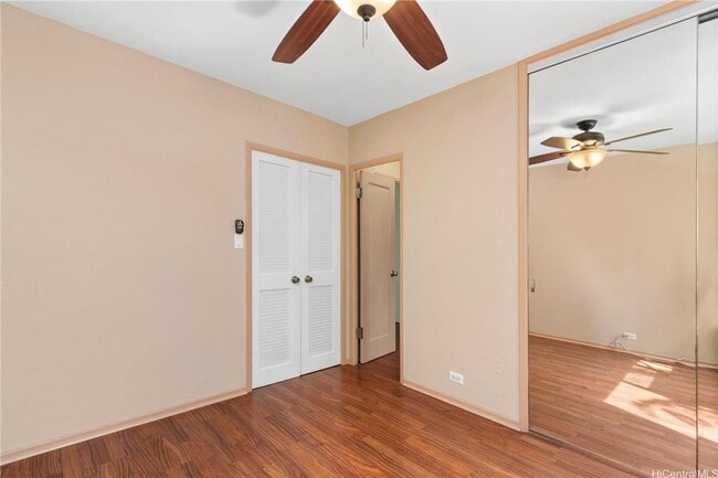 Building Photo - Available now! 1BD/1BA/1PKG at Hawaiiana Gardens in Waikiki.