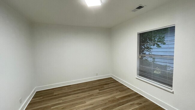 Building Photo - 609 Cox St