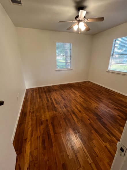 Building Photo - 102 E Pecan St