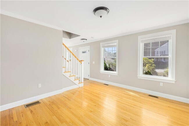 Building Photo - 18 Vanderbilt Ln