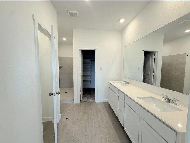 Building Photo - 928 Sugarberry St