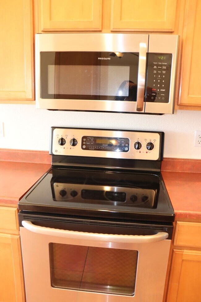 Building Photo - East Side 3 Bed 2 Bath Energy Efficient Pulte Home