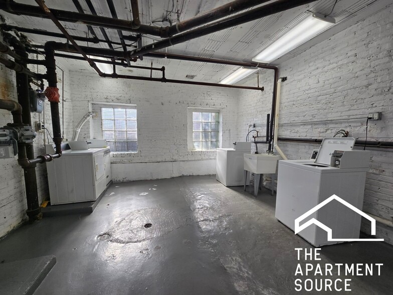 Building Photo - 1717 W North Shore Ave