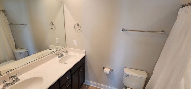 Building Photo - Townhome w/gargae convenient to shopping a...