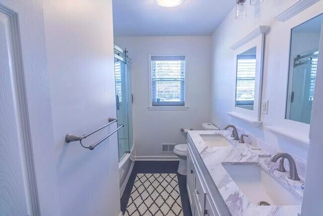 Building Photo - 614 Camellia St N E