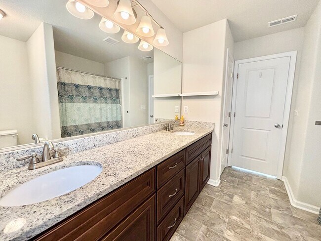 Building Photo - Beautiful 4 Bedroom Home In Chesapeake!