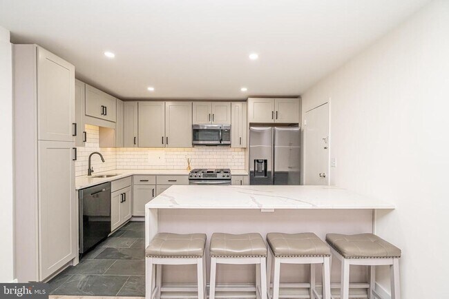 Building Photo - 1300 Army Navy Dr