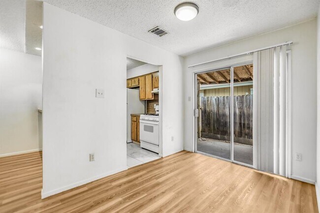 Building Photo - 11948 Sunhillow Bend